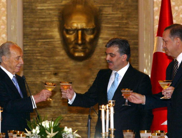 Israeli President Shimon Peres toasts with Turkey's President Abdullah Gul and Prime Minister Recep Tayyip Erdogan during their official dinner in Ankara, 12 November 2007